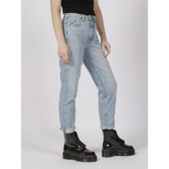 Jean Mom Bleu Clair Femme - Guess -Le Dressing Parfait jean mom bleu clair femme guess 1