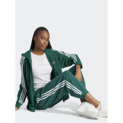 Jogging Essential 3s Loose Fit Vert Femme - Adidas -Le Dressing Parfait jogging essential 3s loose fit vert femme adidas 2